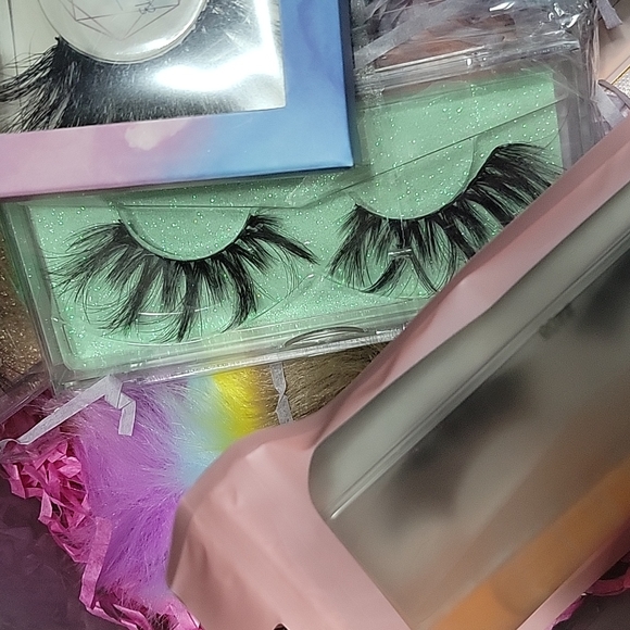 Lash Mystery Box - Makeup and Accessories Box - Picture 8 of 15